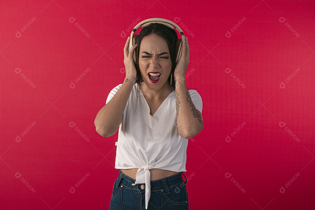 Jovem cantando musica que passa no seu fone de ouvido