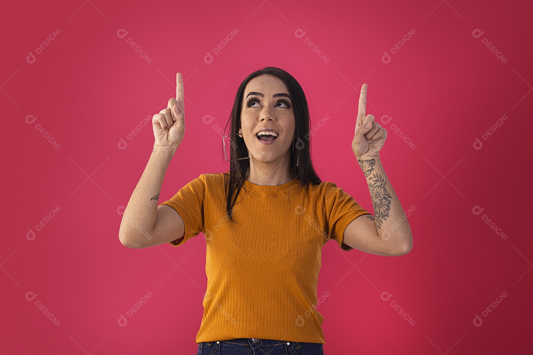 Jovem garota feliz apontando para cima