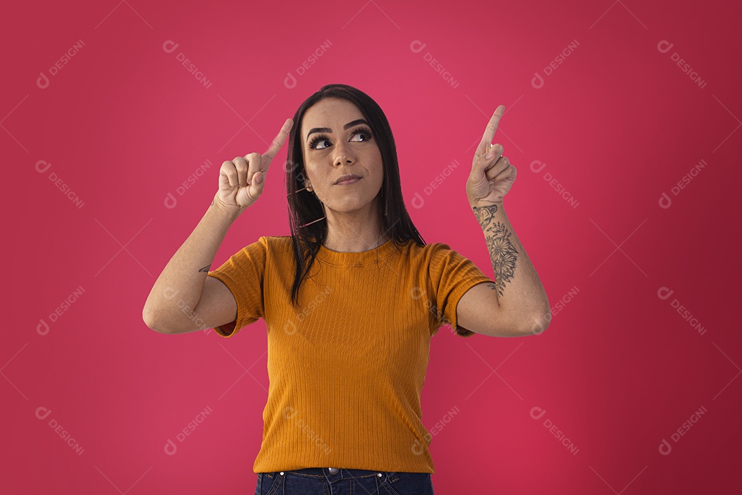 Jovem mulher apontando para o lado