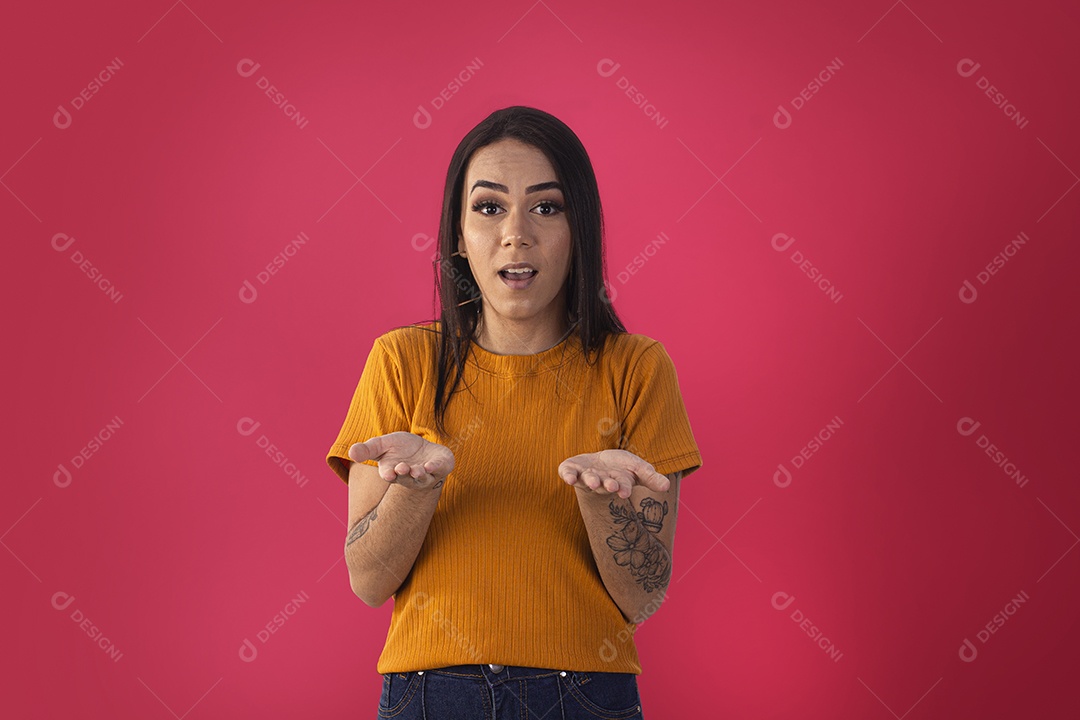 Jovem bonita com camiseta laranjada com mãos estendidas