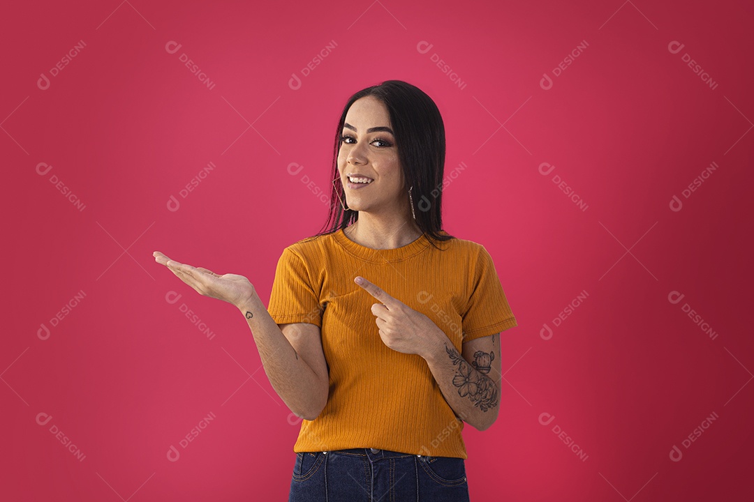 Jovem bonita pontando para o lado