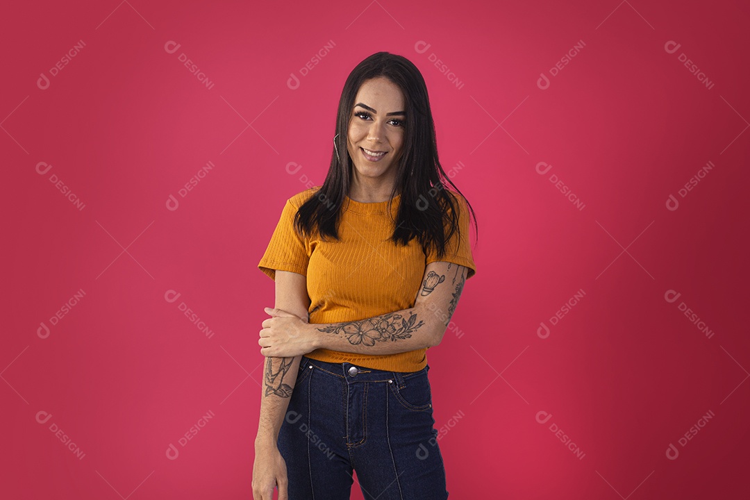 Linda jovem com pose para foto