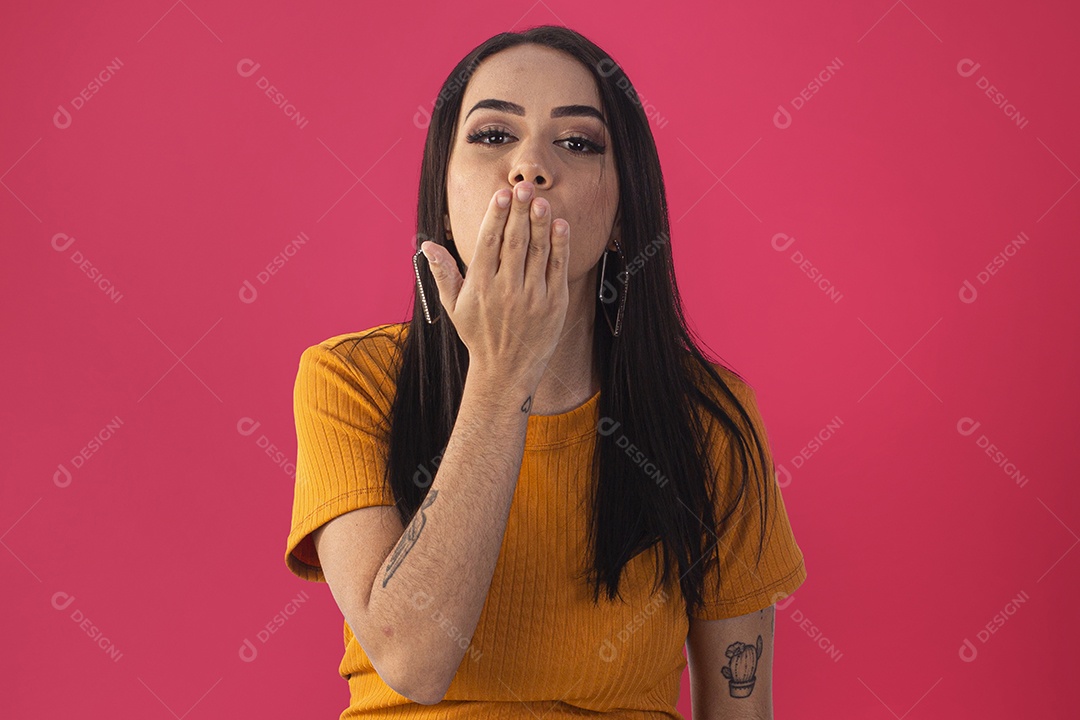 Mulher com gesto de mandar beijos fofa