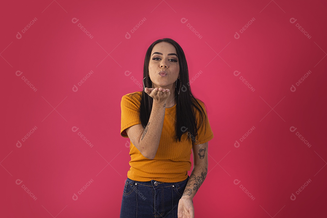 Mulher mandando beijo linda e fofa