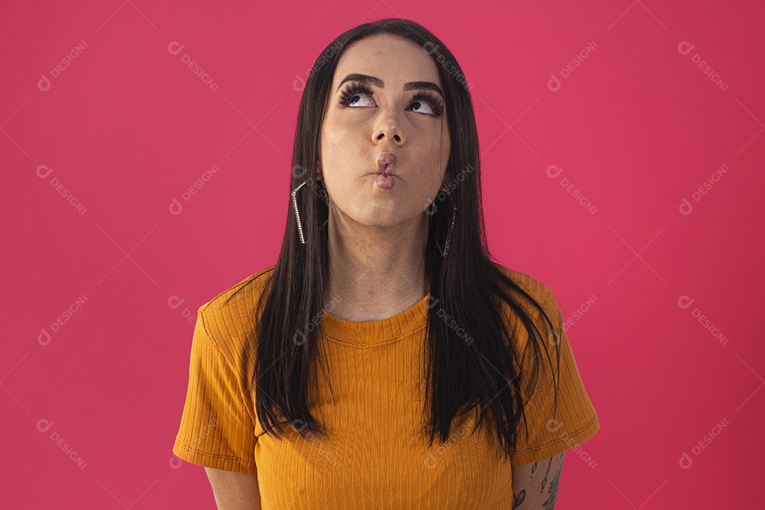 Jovem fazendo careta e olhando para cima