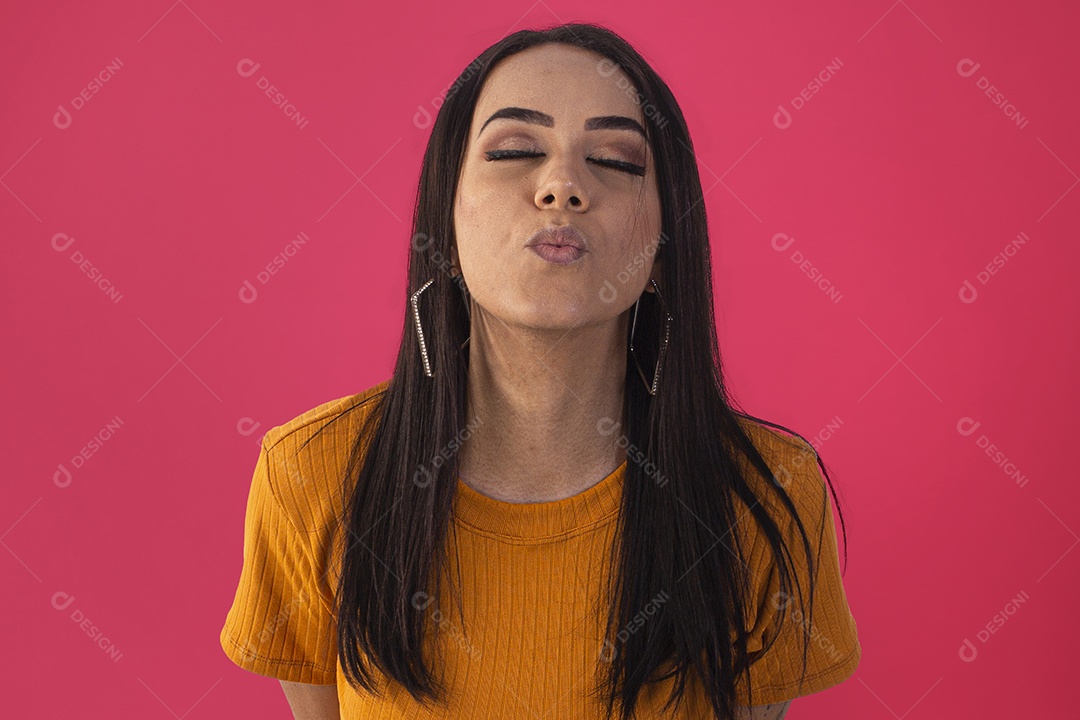 Jovem mandando beijo bonita