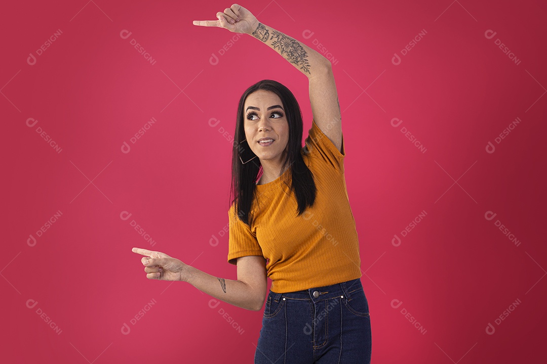 Mulher apontado para o lado feliz