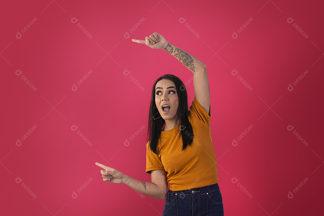 Jovem feliz apontando para o lado