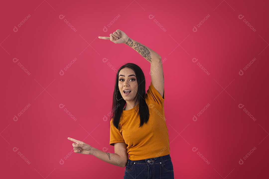 Jovem bonita apontando para o lado com surpresa