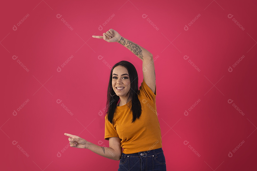 Jovem bonita apontando para o lado