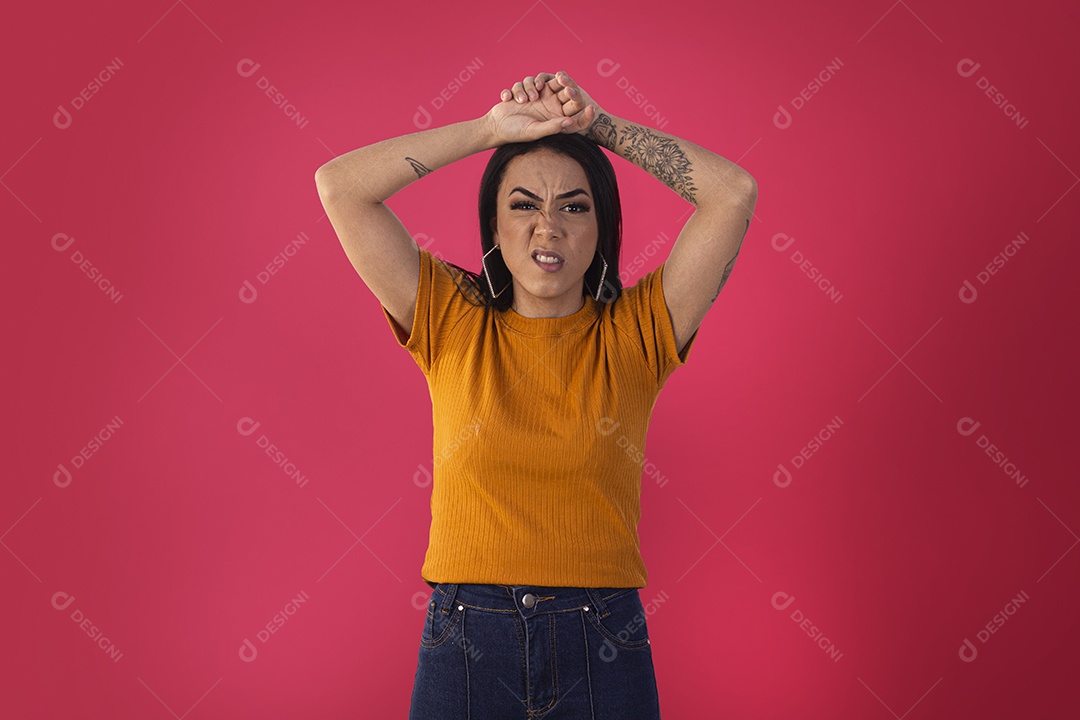 Jovem com mãos para cima na cabeça fazendo careta