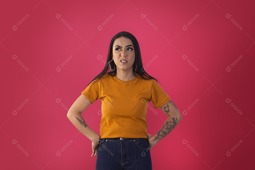 Jovem com mãos na cintura fazendo careta sem entender