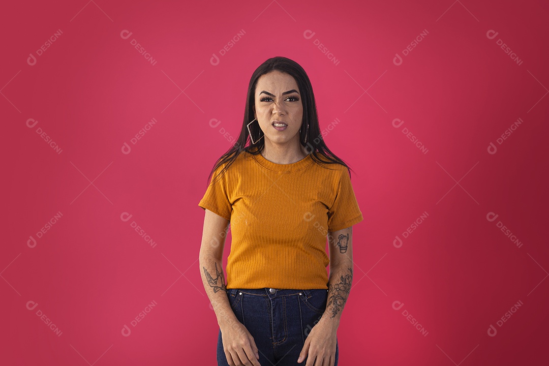 Jovem fazendo careta