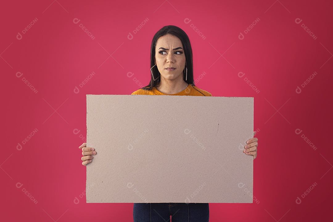 Jovem bonita com placa na mãos olhando para o lado brava