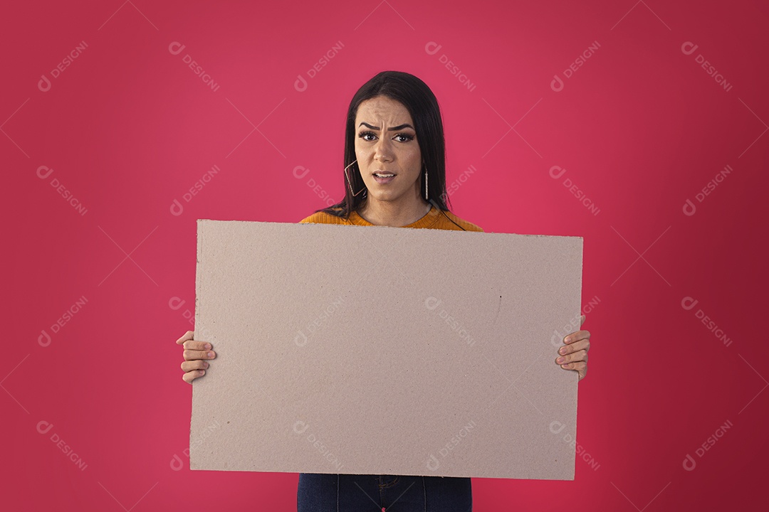 Mulher segurando placa em branco com feição de brava