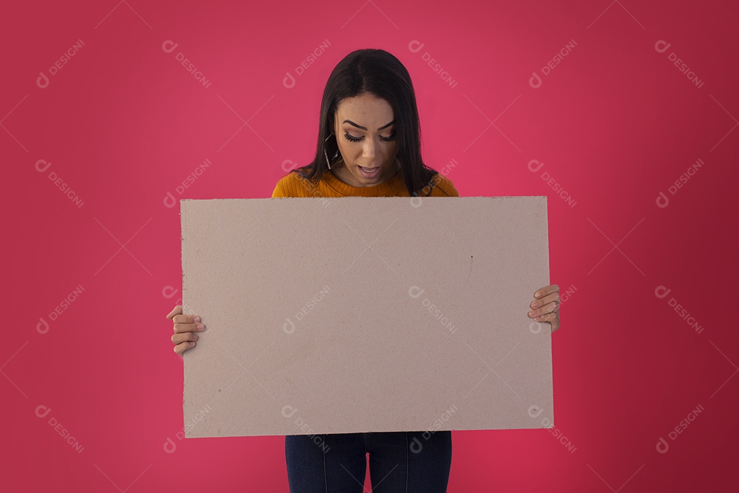 Jovem segurando placa em branco e olhando