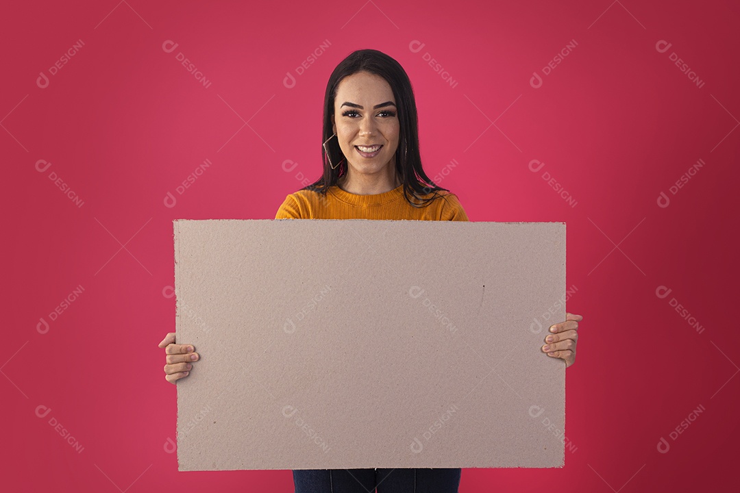 Jovem bonita e contente segurando placa em branco