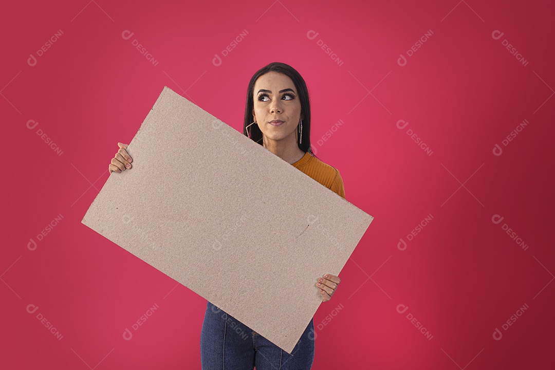 Jovem olhando para o lado segurando placa em branco