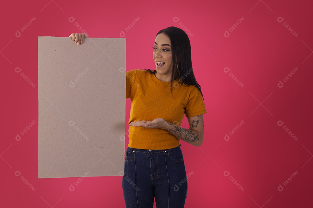 Jovem bonita segurando placa em branco