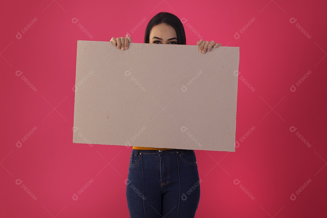 Jovem segurando placa em branco