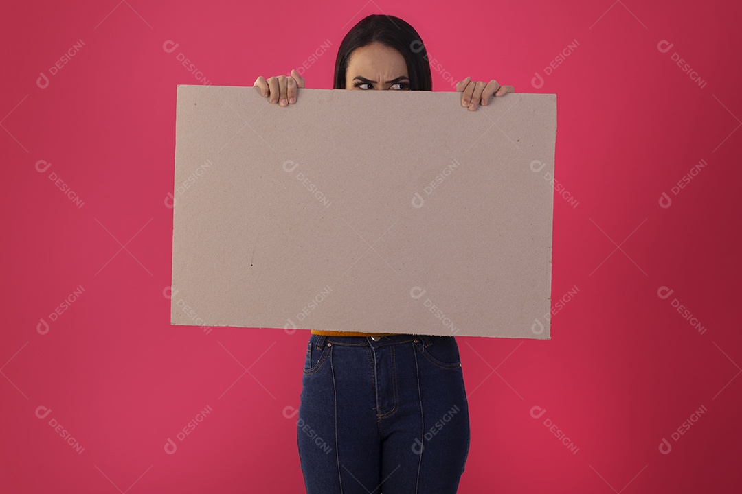 Mulher segurando uma placa em branco