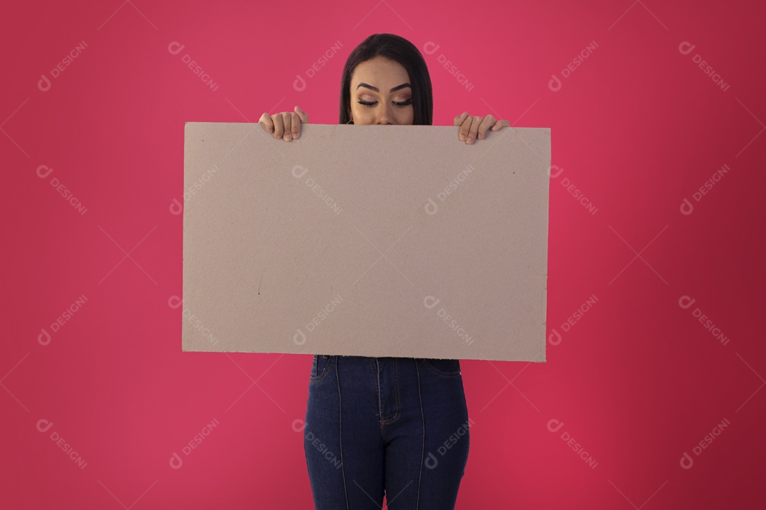 Mulher segurando placa em branco