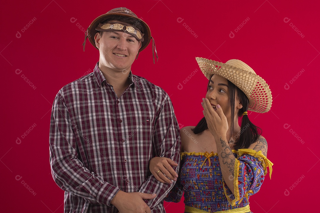 Casal trajado para festa junina