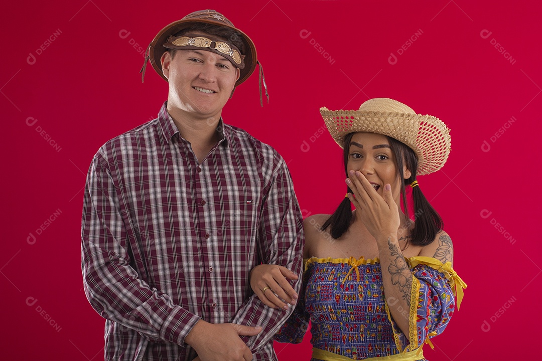 Casal engraçado e felizes trajados para festa junina
