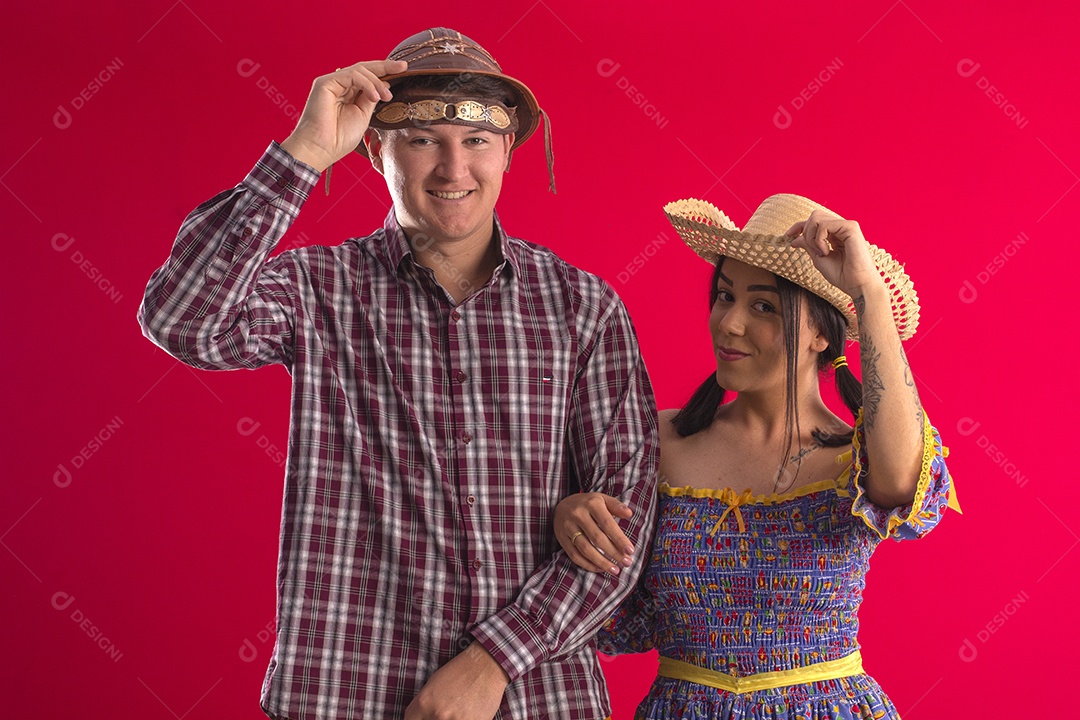 Casal de quadrilheiros trajados para festa