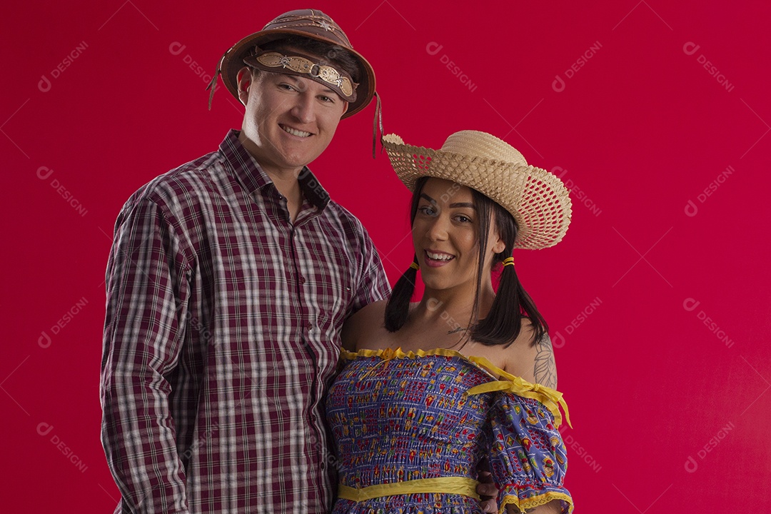 Casal abraçados trajados para festa junina