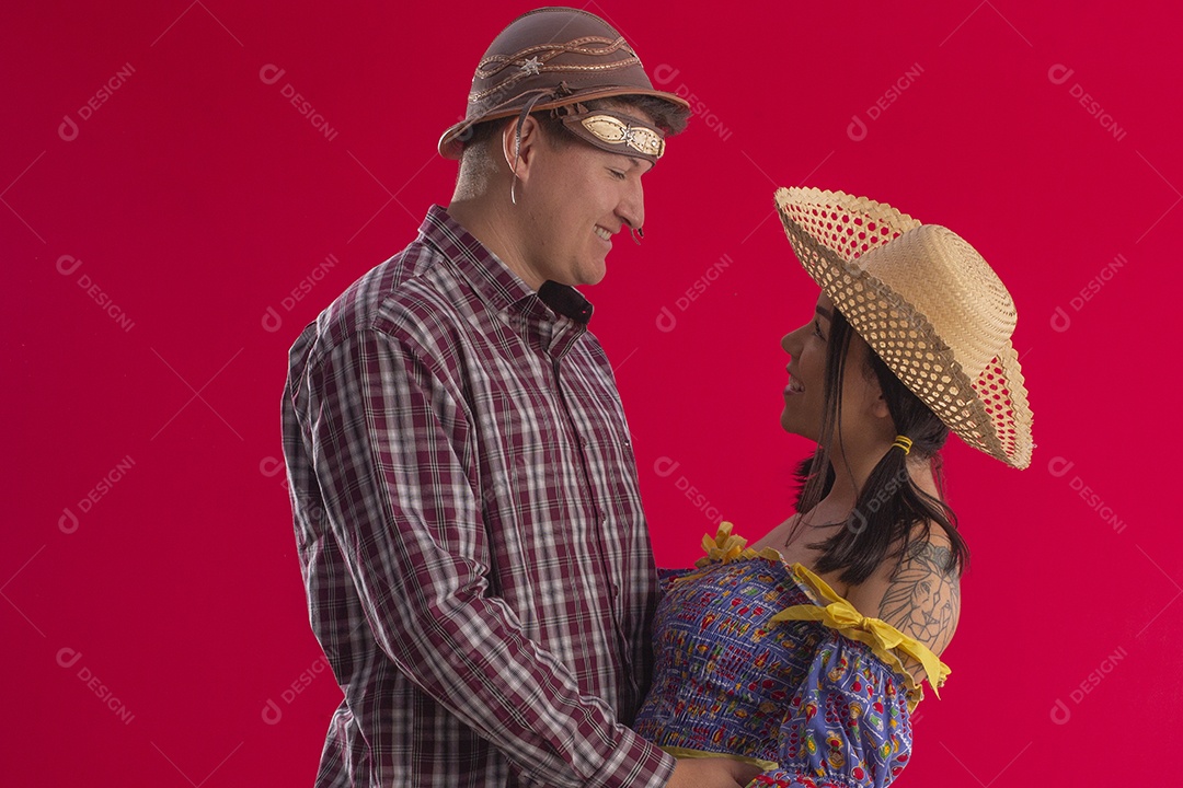 Casal abraçados e trajados para festa junina