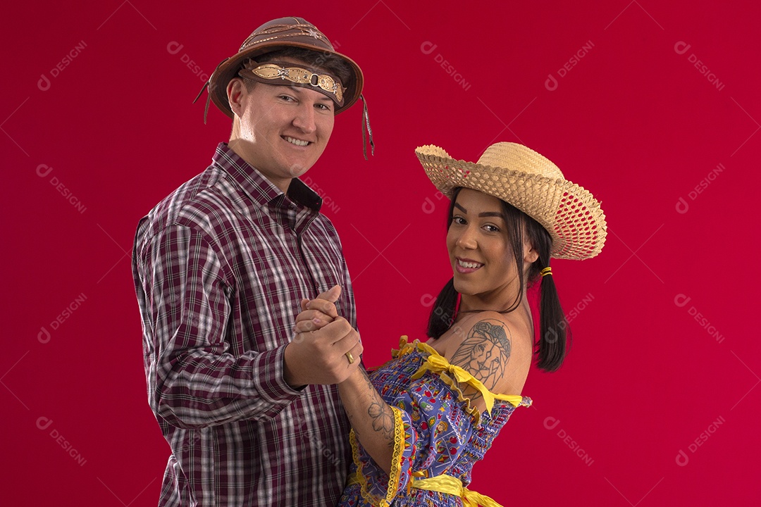 Casal preparando para dançar juntos na quadrilha junina