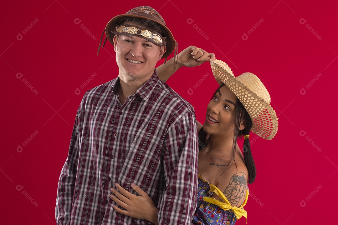 Casal trajados para festa junina abraçados