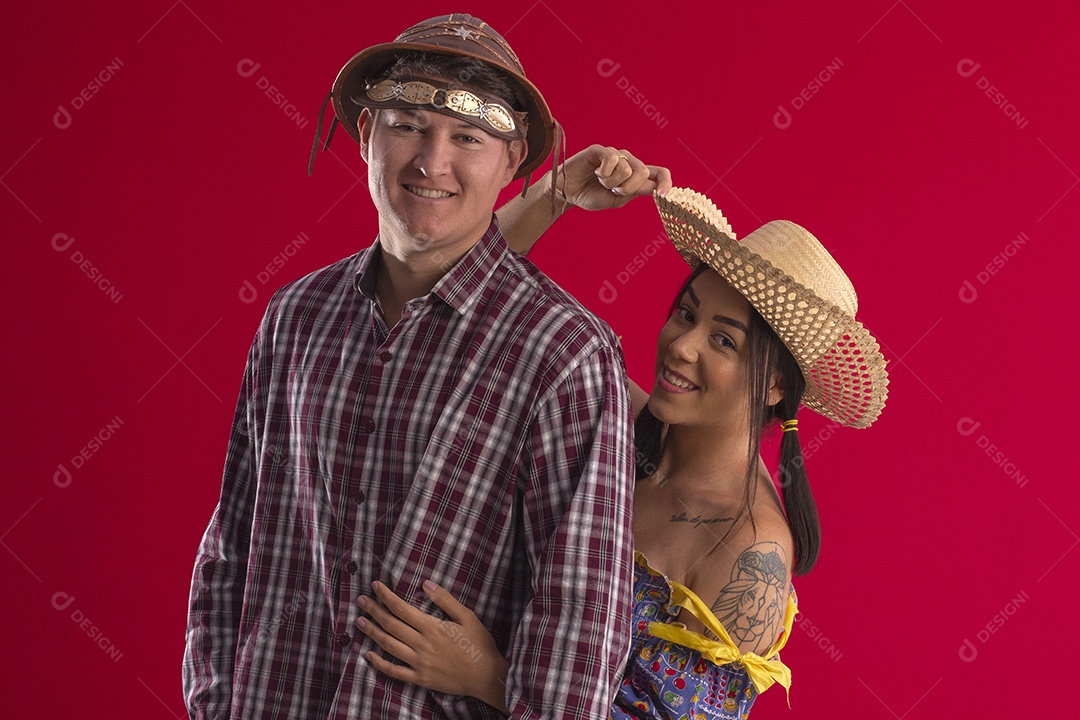 Casal trajados para festa junina abraçadas