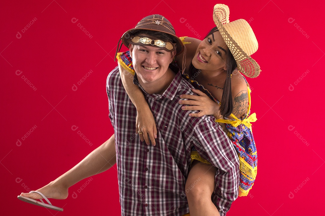 Mulher nas costas do seu amado trajados para quadrilha junina