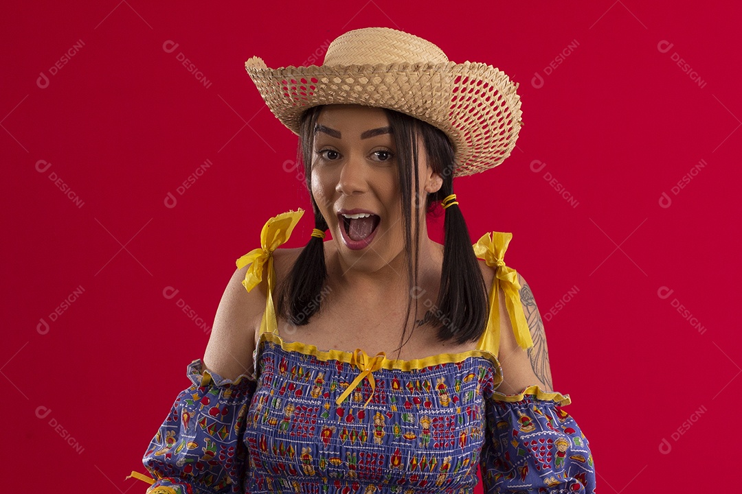 Jovem feliz com trajes de festa junina