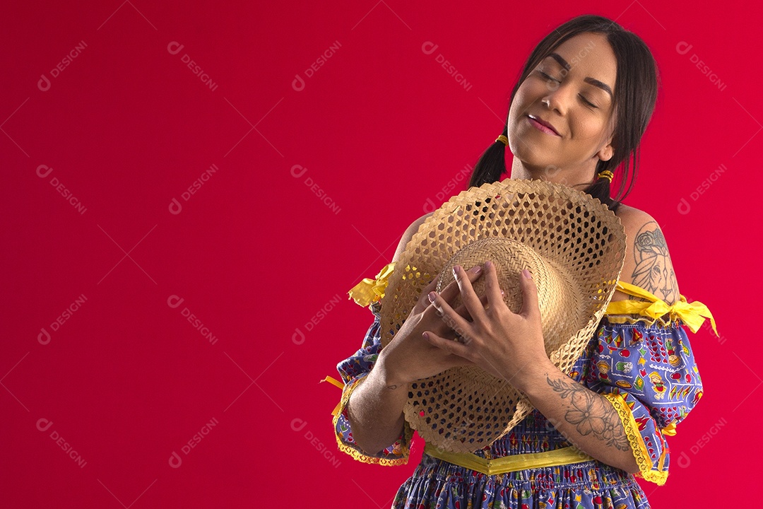 Jovem bonita com trajes juninos
