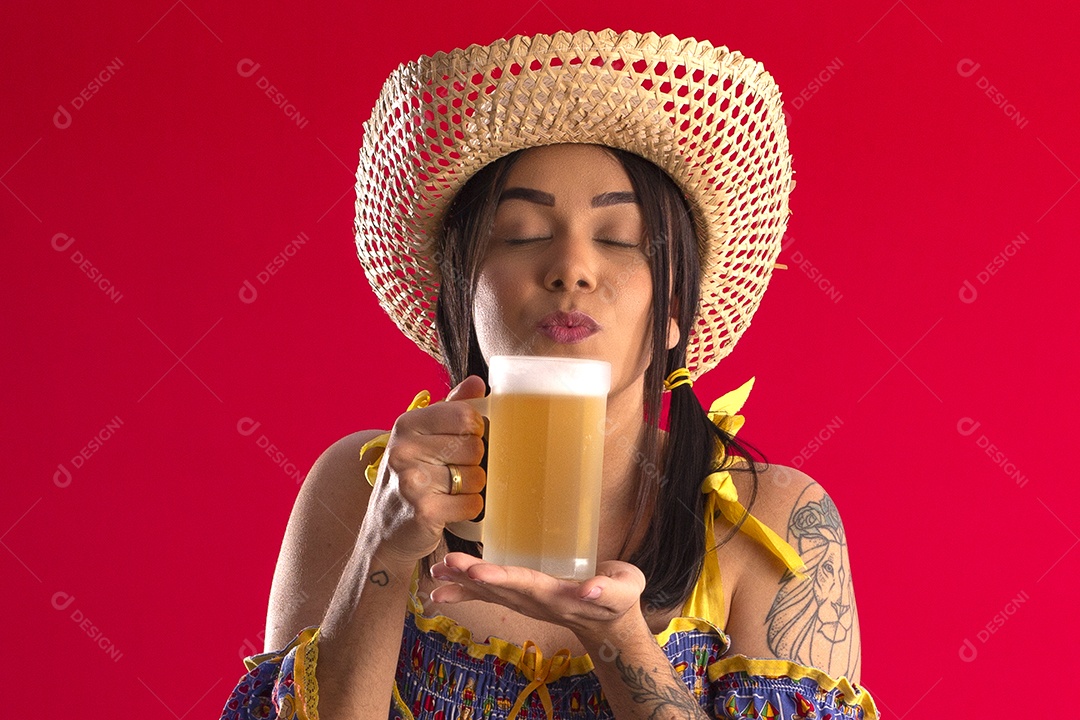 Jovem com trajes e chapéu segurando caneca de cerveja