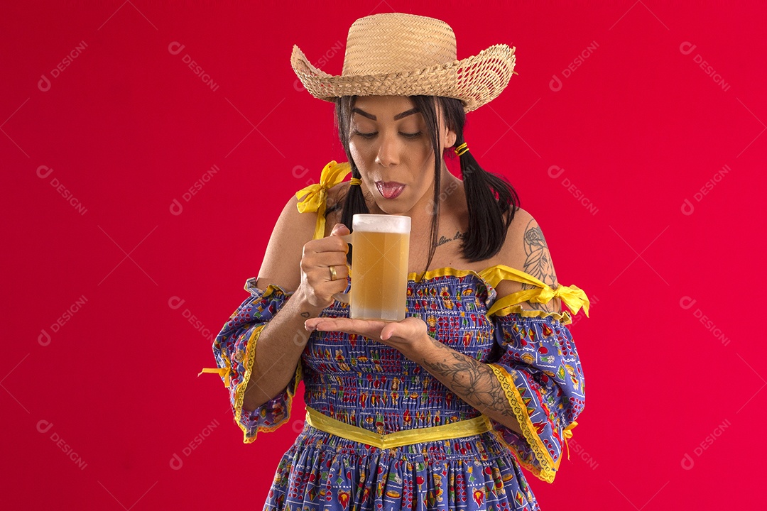 Jovem mulher trajada de roupa junina com caneca de cerveja