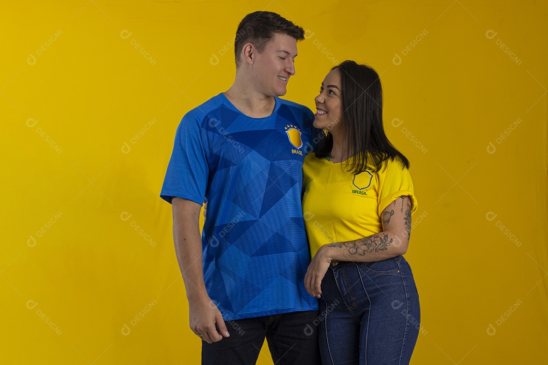 Casal torcedor feliz em jogo
