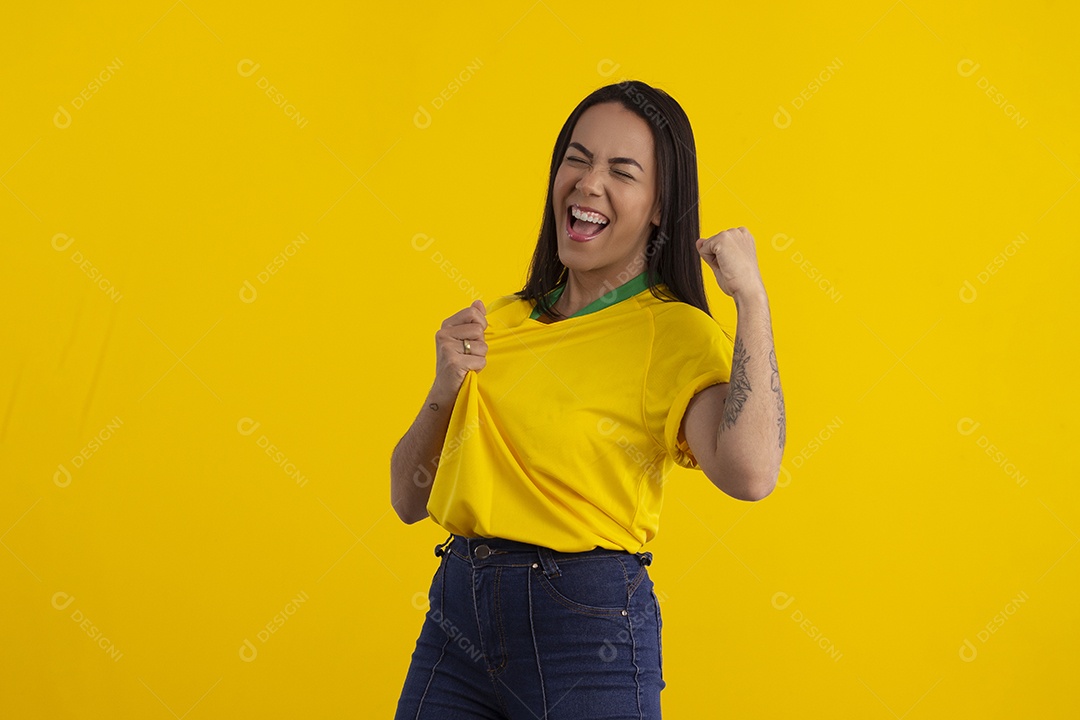 Jovem comemorando muito jogo do Brasil