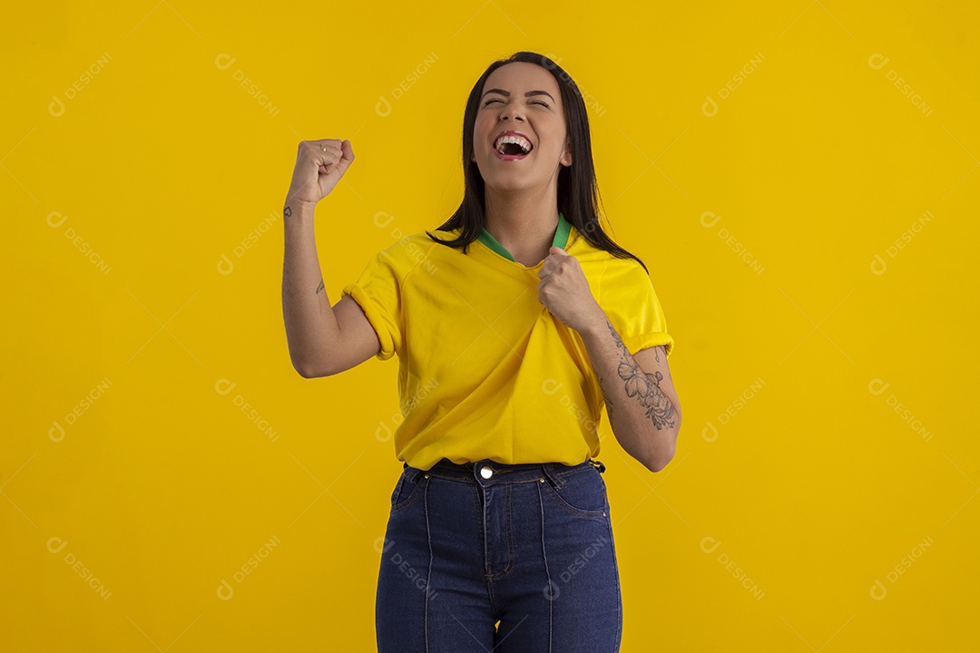 Mulher feliz comemorando jogo do Brasil