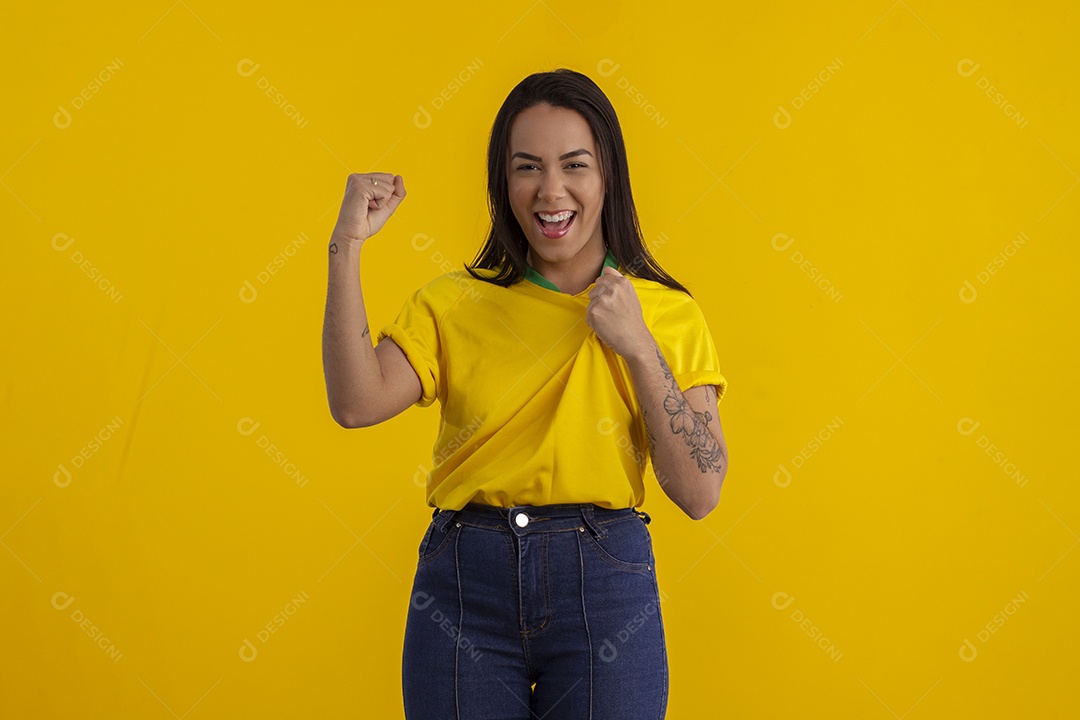 Mulher torcendo para jogo do Brasil