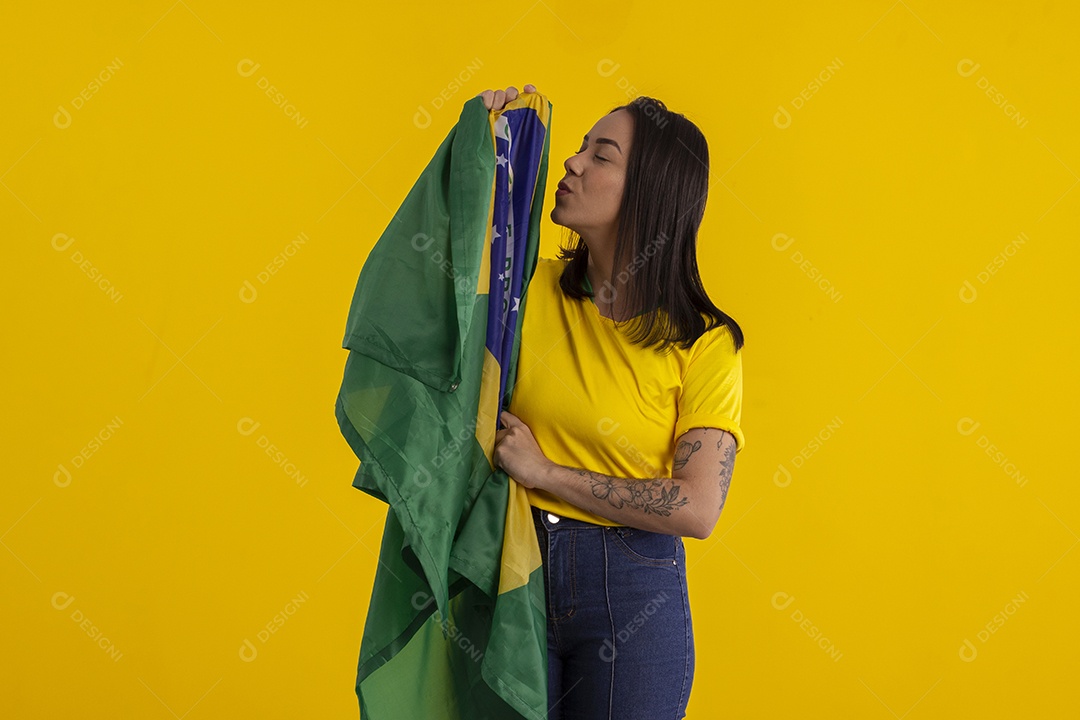 Garota com bandeira do Brasil torcendo para jogo