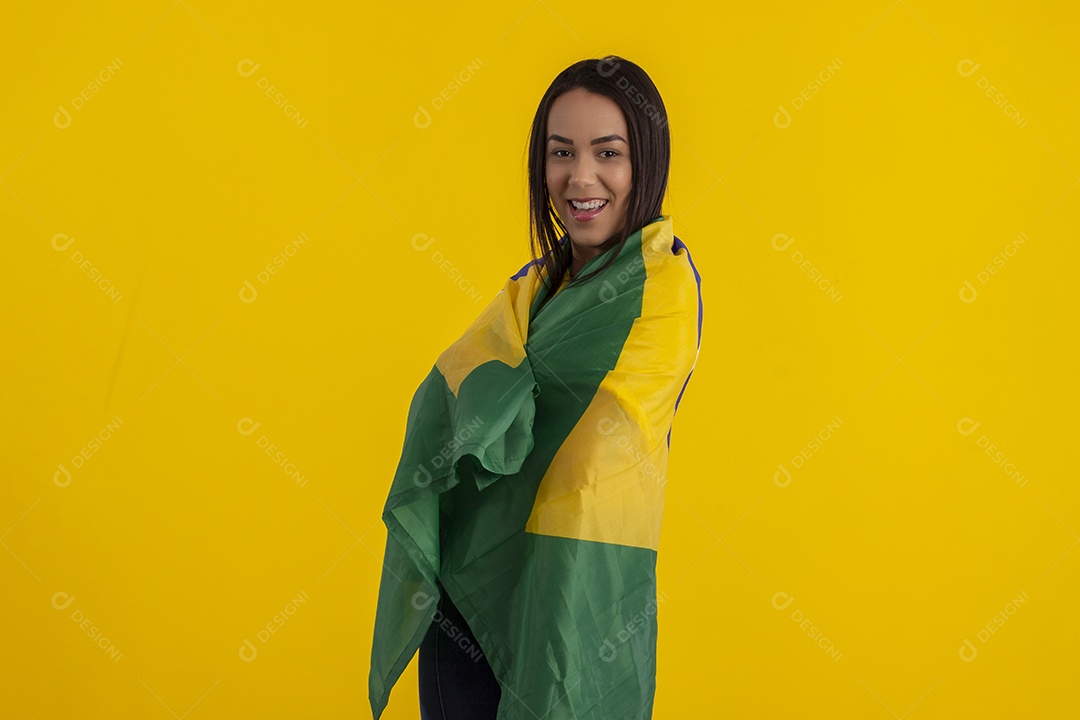 Linda jovem com bandeira do Brasil feliz