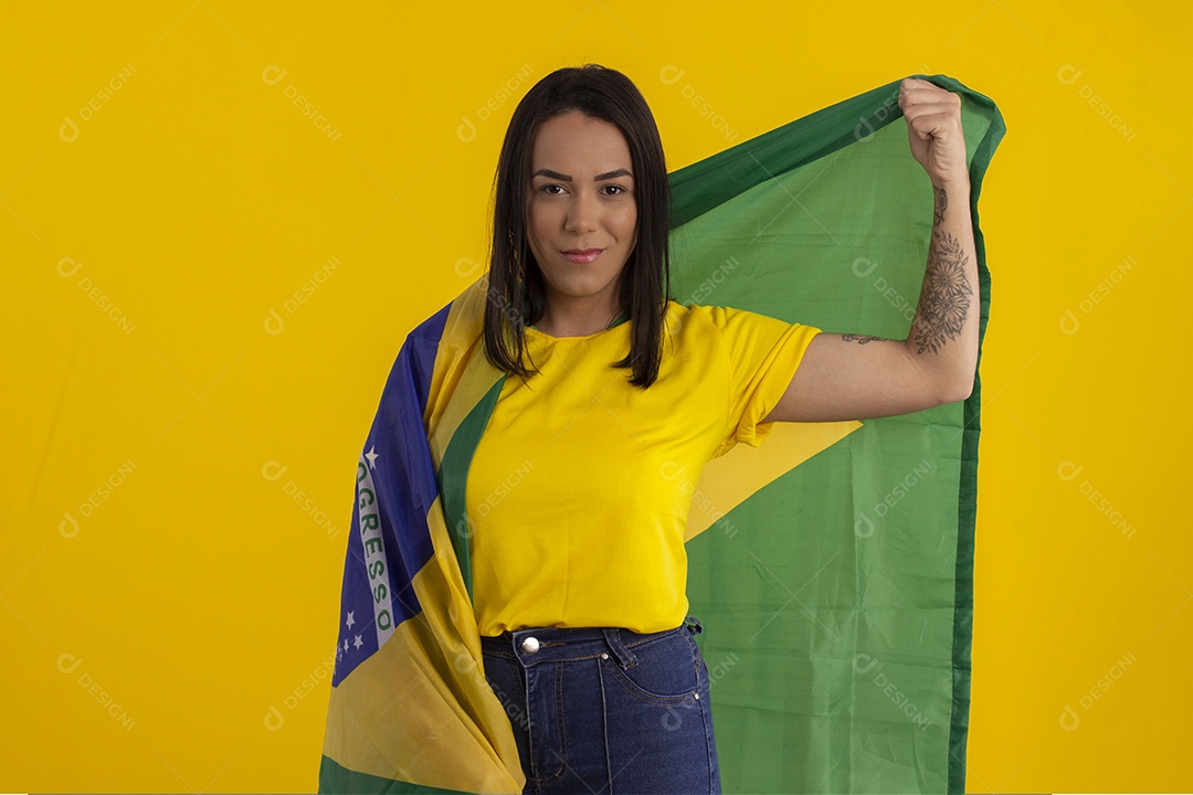 Mulher com bandeira torcendo para o Brasil