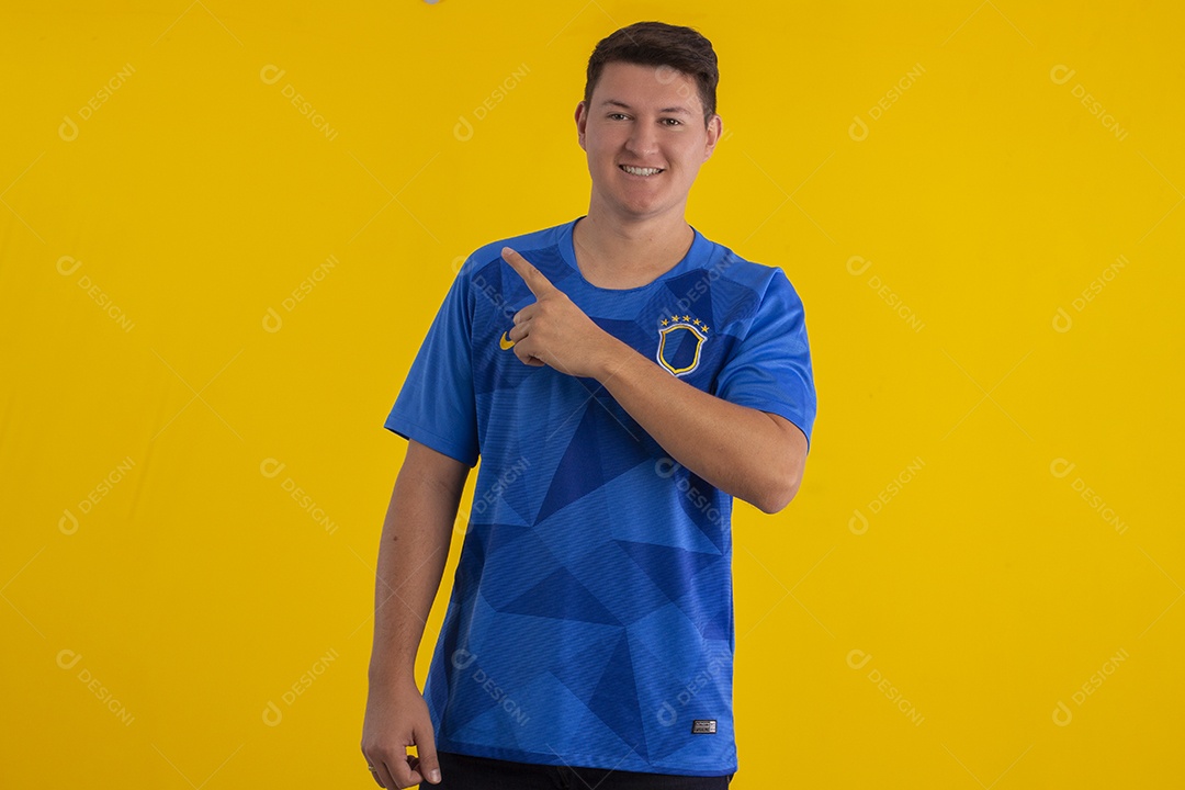 Homem apontando para o lado