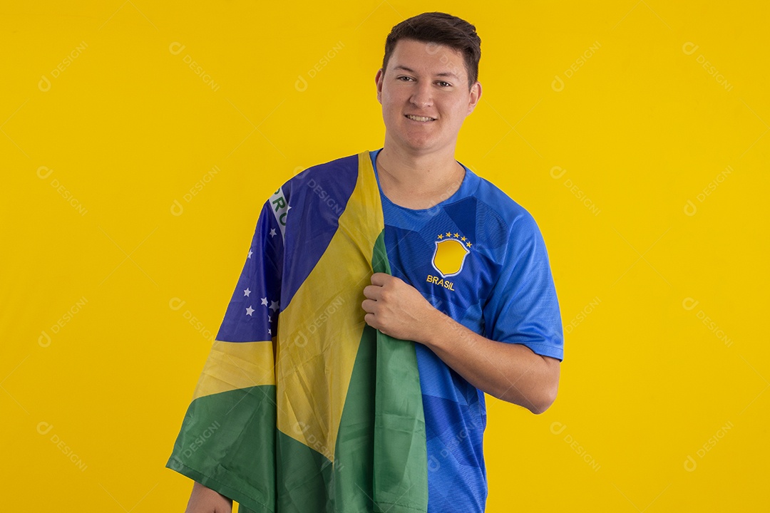 Homem com bandeira do Brasil torcedor