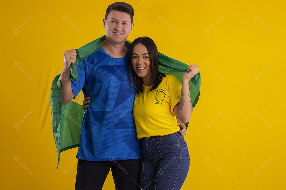 Casal feliz torcendo e comemorando jogo