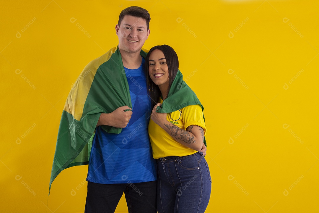 Casal apaixonados e torcendo para o Brasil